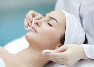 Soin du visage personnalisé en cabine chez Sun Modelage, institut de beauté à Wormhout, avec les gammes HL Skin et Cire & Joli